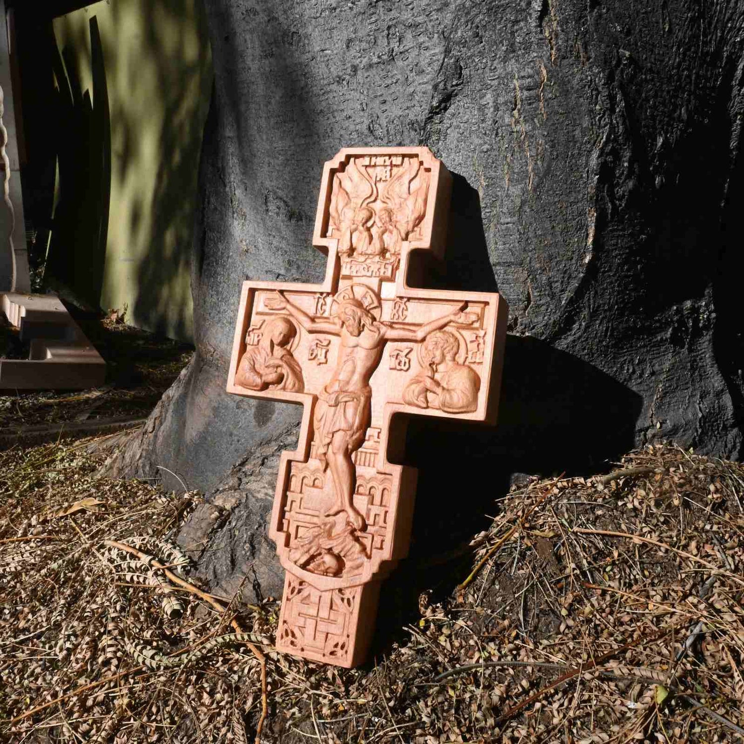 Дърворезбовани кръстове и икони