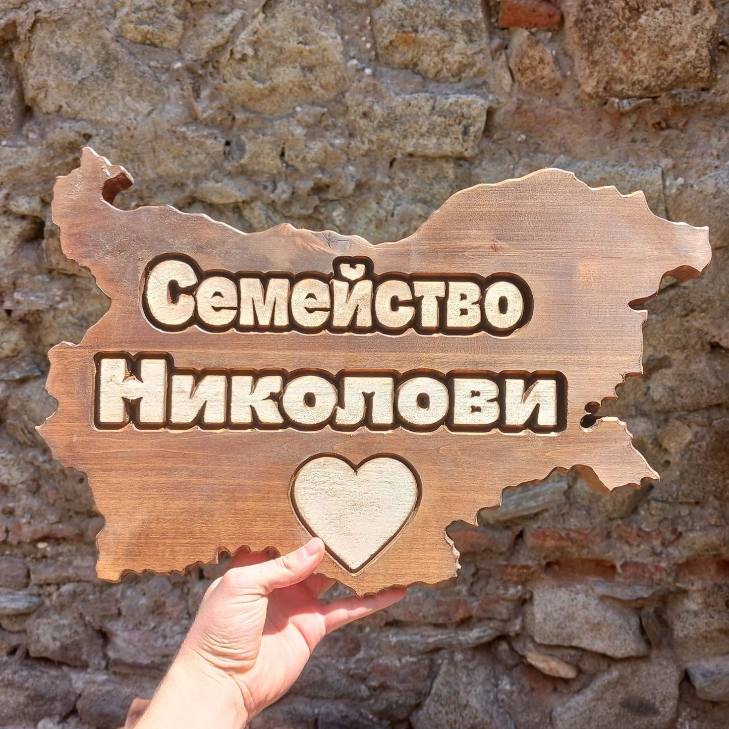 Дървена табела от липа във форма картата на България.