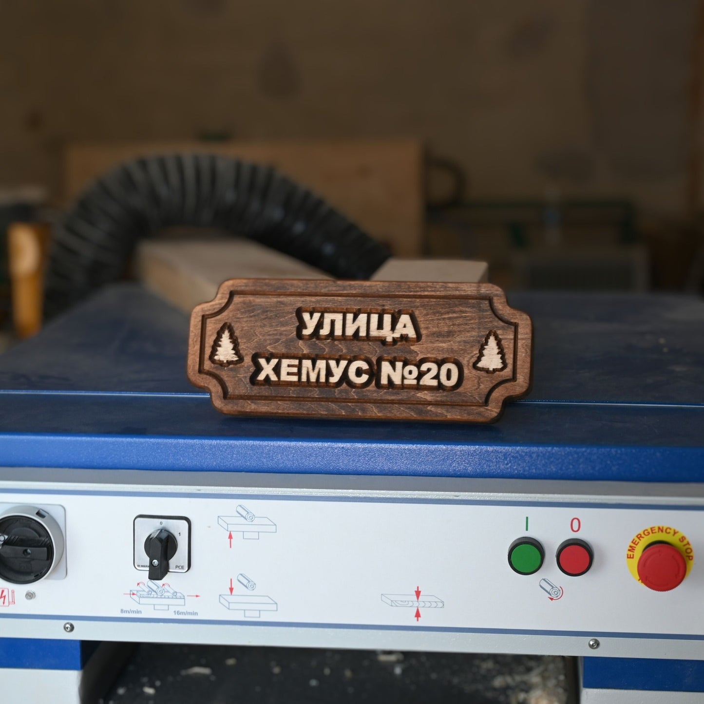 Дървена табела от Липа във форма Балкан.